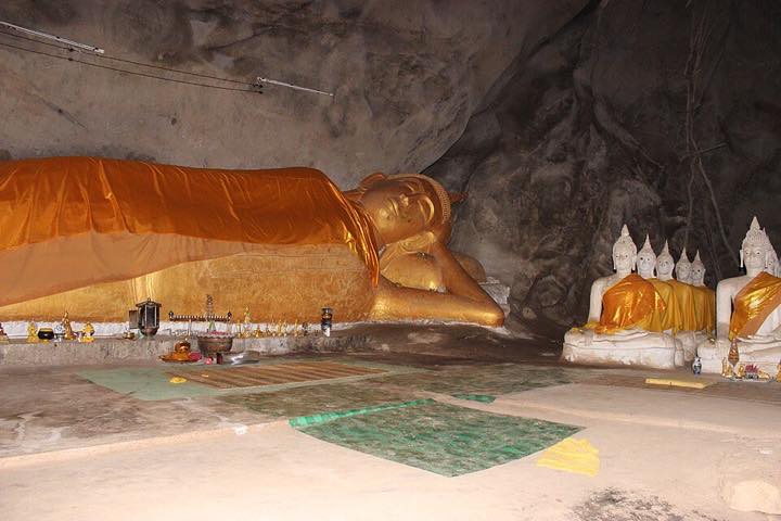 Reclining Buddha in the cave at Wat Ao Noi